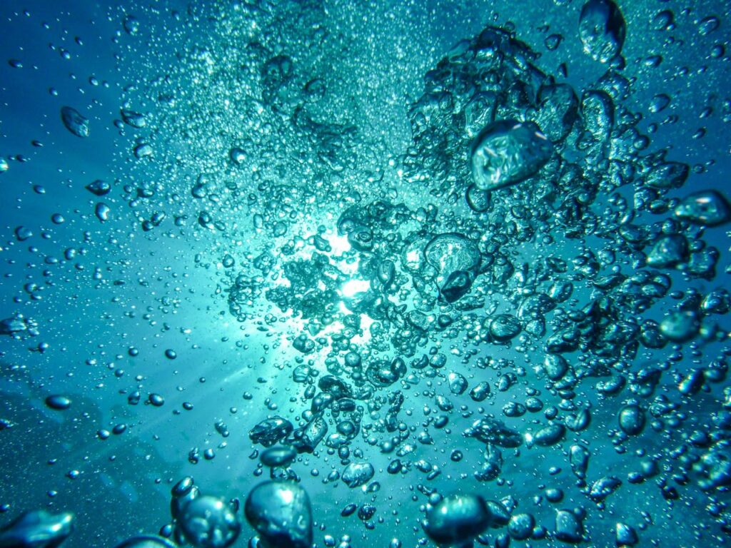 air-bubbles-diving-underwater-blow-62307-62307.jpg